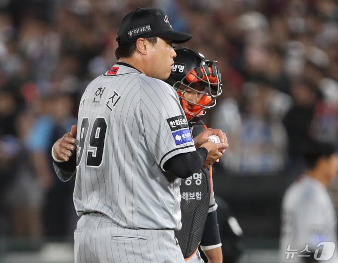 8일 오후 부산 사직야구장에서 열린 '2024 신한 SOL 뱅크 KBO리그' 롯데 자이언츠와 한화 이글스의 경기, 5회말 2사 주자 1루 상황 한화 선발 류현진이 실점한 후 마운드에 오른 포수 최재훈과 대화하고 있다. 2024.5.8/뉴스1 ⓒ News1 윤일지 기자