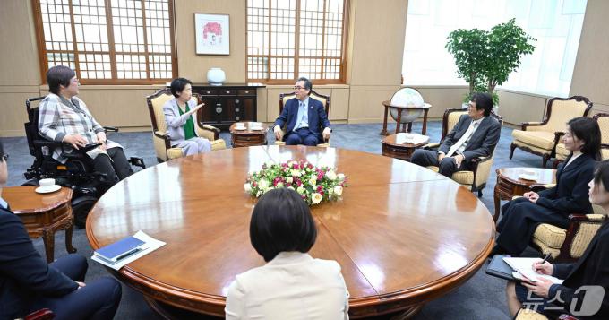 [사진] 조태열 외교부 장관, 한국인 유엔 인권협약기구 위원 접견