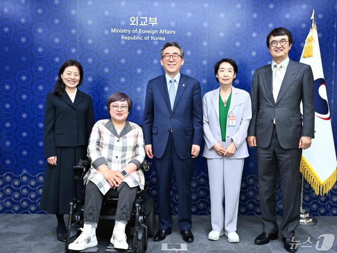 [사진] 한국인 유엔 인권협약기구 위원 만난 조태열 외교부 장관