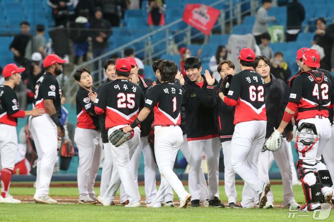 8일 오후 대구 삼성라이온즈파크에서 열린 프로야구 '2024 신한 SOL 뱅크 KBO리그' KIA 타이거즈와 삼성 라이온즈의 경기, 연장 12회까지 이어진 접전 끝에 4대 2 승리를 거둔 KIA 선수들이 기쁨을 나누고 있다. 2024.5.8/뉴스1 ⓒ News1 공정식 기자
