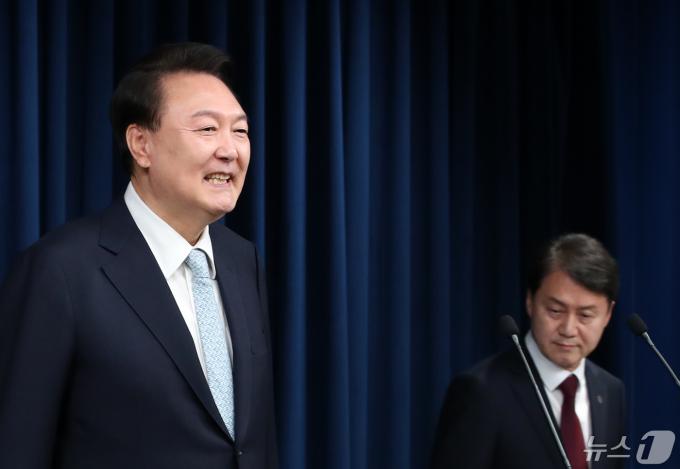 윤석열 대통령이 7일 용산 대통령실 청사 브리핑룸에서 신임 민정수석비서관에 임명된 김주현 전 법무부 차관을 소개하고 있다. 2024.5.7/뉴스1 ⓒ News1 오대일 기자