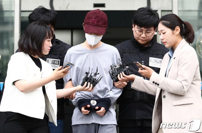 데이트폭력으로 경찰 조사를 받은 직후 연인을 살해해 특정범죄가중처벌법 위반(보복살인) 혐의를 받는 김모씨가 1일 서울금천경찰서에서 검찰로 송치되고 있다. 2023.6.1/뉴스1 ⓒ News1 김민지 기자