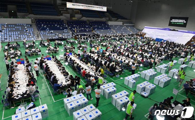 인천선거관리위원회 사무원들이 1일 오후 인천 계양체육관에서 개표를 하고 있다.(인천사진공동취재단)2022.6.1/뉴스1
