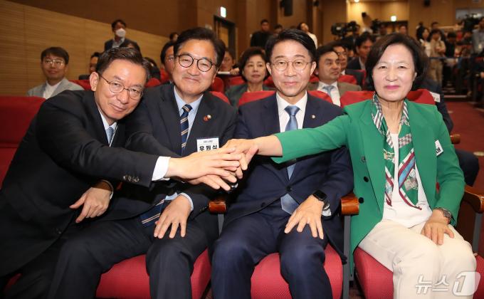 제22대 국회의장 후보인 추미애(오른쪽부터), 조정식, 우원식, 정성호가 3일 오전 서울 여의도 국회 의원회관에서 열린 '제22대 국회 더불어민주당 제1기 원내대표 선출 당선자 총회'에서 손을 잡고 기념촬영을 하고 있다. 2024.5.3/뉴스1 ⓒ News1 임세영 기자