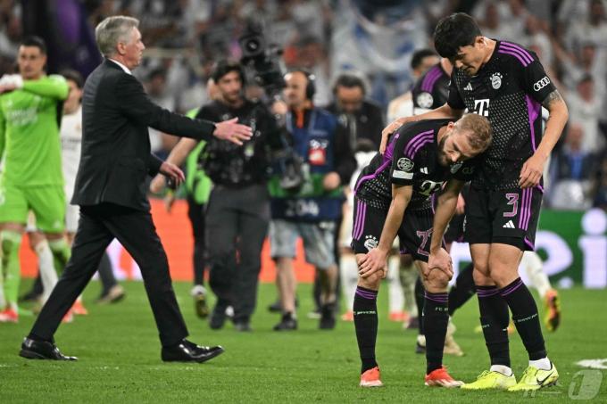 김민재가 유럽축구연맹(UEFA) 챔피언스리그 준결승 2차전 패배 후 동료를 위로하고 있다. ⓒ AFP=뉴스1