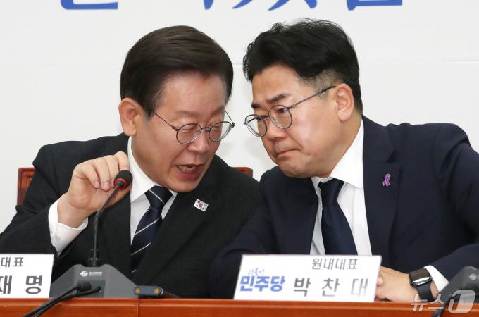 이재명 더불어민주당 대표와 박찬대 원내대표가 8일 오전 서울 여의도 국회에서 열린 최고위원회의에서 대화를 나누고 있다. 2024.5.8/뉴스1 ⓒ News1 임세영 기자