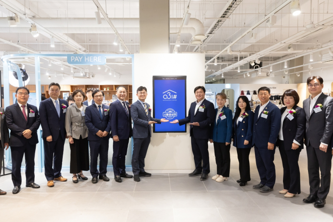 김현곤 경기도 경제부지사(왼쪽 여섯번째)와 임병택 시흥시장(왼쪽 일곱번째)이 8일 시흥프리미엄아울렛에서 경기도의원, 시흥시의원, 유관단체 관계자들과 함께 사회적경제조직 판로지원 전문매장 개장식을 열고 있다. / 사진제공=경기도