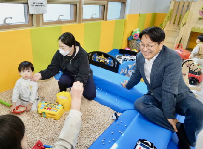 강기정 광주광역시장이 8일 오후 북구 꿈나무사회복지관에서 열린 정책소풍에 참석해 간담회에 앞서 복지관 실내놀이터를 둘러보고 있다./사진=광주시