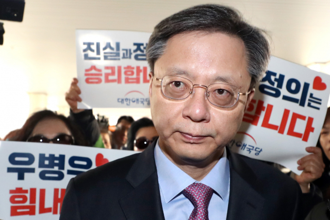 박근혜정부의 국정농단을 막지 않고 대통령 직속 특별감찰관의 업무를 방해했다는 일부 혐의에 대해 대법원에서 무죄를 확정받은 우병우 전 청와대 민정수석이 형사보상금을 받게 됐다. 사진은 지난 2019년 2월 서초구 서울고등법원에서 열린 항소심 9차 공판에 출석한 우병우 전 청와대 민정수석. /사진=머니투데이