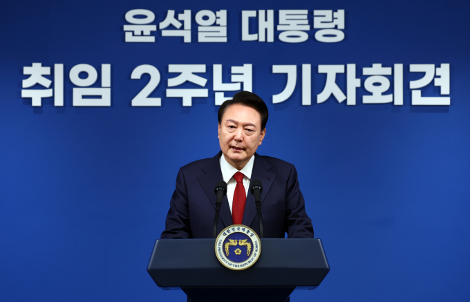 윤석열 대통령은 9일 김건희 여사 특검 관련 질문에 "제가 검찰 수사에 대해 입장 언급하는 것이 영향을 미칠 수 있어 거기에 대해선 따로 언급하지 않겠다"고 말했다. 사진은 이날 오전 서울 용산 대통령실 청사 브리핑실에서 열린 '윤석열정부 2년 국민보고 및 기자회견'에서 취재진의 질문을 받은 윤 대통령. /사진=뉴시스