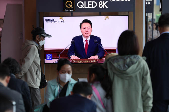  윤 대통령은 이날 용산 대통령실에서 열린 '윤석열 정부 2년 국민보고 및 기자회견'에서 "천만 어르신 시대를 맞아, 어르신의 삶도 더욱 꼼꼼하게 챙기겠다"고 설명했다. 사진은 9일 오전 서울역 대합실 텔레비전으로 윤석열 대통령의 취임 2주년 기자회견 전 국민보고가 생중계되는 모습. /사진=뉴스1