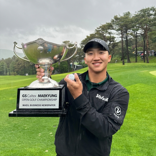 김홍택이 볼빅의 후원을 받는 남자 선수로는 처음으로 정규 투어 우승컵을 들어 올렸다. /사진= 볼빅