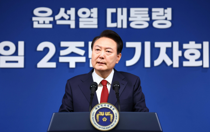 윤석열 대통령이 9일 기자회견에서 채 상병 사건에 대해 "수사 결과를 국민께서 납득이 안된다고 하시면 제가 특검을 하자고 하겠다"고 말했다. 사진은 윤 대통령이 9일 서울 용산 대통령실 청사에서 열린 취임 2주년 기자회견에서 출입기자들의 질문에 답변하는 모습. /사진=뉴시스