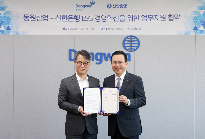  지난 8일 서울시 서초구 소재 동원산업빌딩에서 진행한 ESG 경영 확산을 위한 업무지원 협약식에서 전필환 신한은행 영업추진1그룹장(오른쪽)과 박찬식 동원산업 ESG 운영위원장 상무가 협약식 이후 기념촬영하는 모습./사진=신한은행