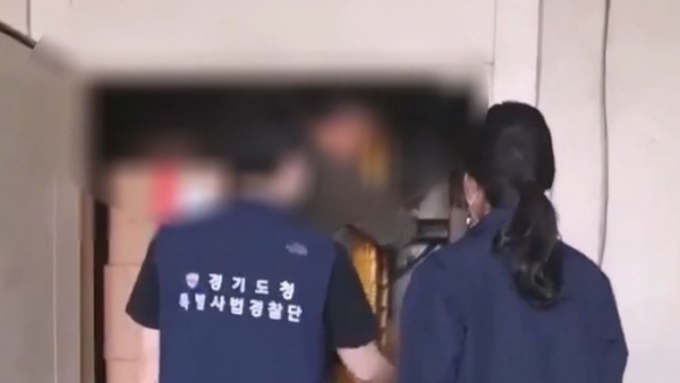 경기도 특별사법경찰단이 한 위생용품 제조·처리업체를 단속하고 있다. / 사진제공=경기도 특별사법경찰단