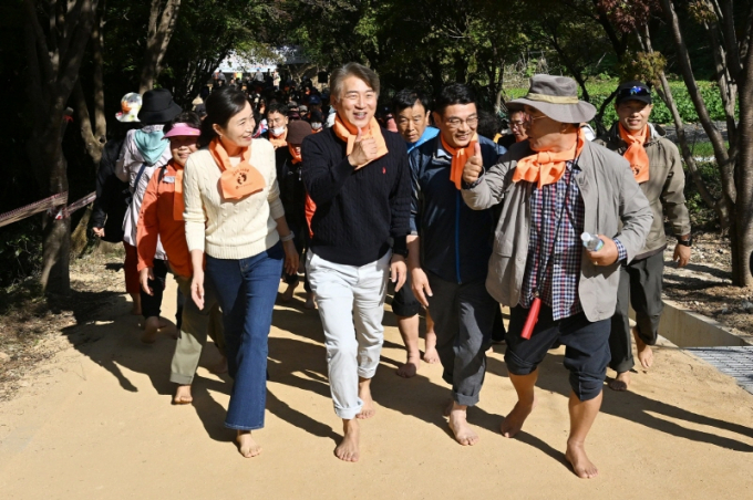  김이강 광주광역시 서구청장(앞줄 왼쪽 두 번째)이 '맨발로(路) 서구로! 걷기 한마당'에 참가해 주민들과 함께 걷고 있다./사진=광주 서구청