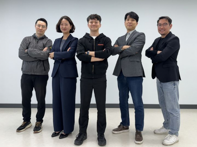왼쪽부터 조남웅 제이엘스탠다드 대표, 신민경 셀타스퀘어 대표, 정훈진 플립션코리아 대표, 이후만 엑소시스템즈 대표, 윤하늘 망고슬래브 부대표. / 사진제공=GH