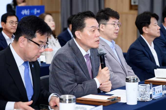 이재준 시장(앞쪽 왼쪽 두번째)이 간담회에서 발언을 하고 있다. / 사진제공=수원특례시