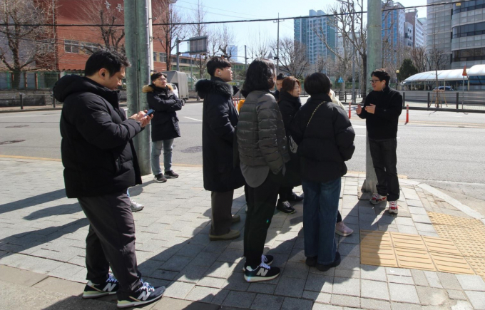 전영진 대표와 회원들이 재개발 투자지를 현장 탐방하는 모습. /사진 제공=재개발연구회