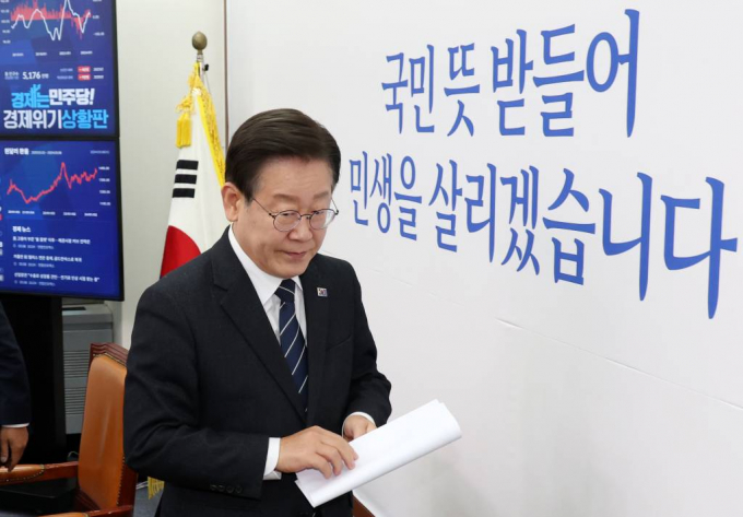 대법원이 지난 2022년 6월 이재명 더불어민주당 대표가 당선된 인천 계양을 국회의원 보궐선거가 무효라며 제기된 소송을 기각했다.사진은 지난 8일 오전 서울 여의도 국회에서 열린 최고위원회의를 마친 뒤 퇴장하고 있는 이재명 대표. /사진= 뉴시스 