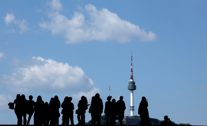 10일 전국이 대체로 맑고 따뜻할 예정이다. 사진은 지난 8일 오후 서울 용산구 국립중앙박물관에서 바라본 남산 방향 하늘. /사진=뉴스1