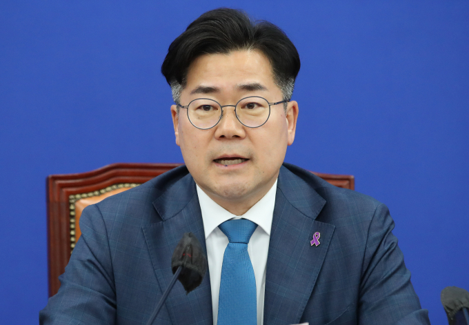 박찬대 더불어민주당 원내대표가 윤석열 대통령이 김건희 여사 특검법을 정치 공세라는 취지로 말한 것에 대해 강하게 반발했다. 사진은 박 원내대표가 9일 서울 여의도 국회에서 윤 대통령 취임 2주년 기자회견에 대한 긴급 입장 발표 기자회견을 하는 모습. /사진=뉴스1