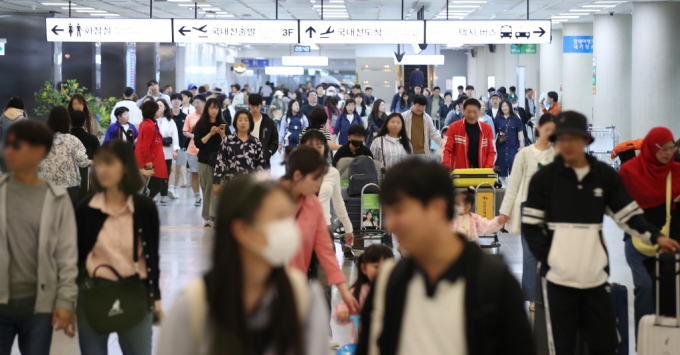 제주를 찾은 관광객들의 발걸음으로 제주공항이 붐비고 있다 사진=뉴스1