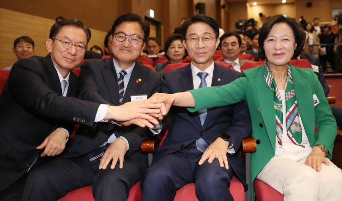 22대 국회 전반기 국회의장 후보에 추미애·조정식·우원식·정성호 등 '친명계'(친이재명계) 의원들이 등록했다. 사진은 (오른쪽부터) 추미애, 조정식, 우원식, 정성호 의원이 지난 3일 서울 여의도 국회 의원회관에서 열린 '제22대 국회 더불어민주당 제1기 원내대표 선출 당선자 총회'에서 기념촬영하는 모습. /사진=뉴스1