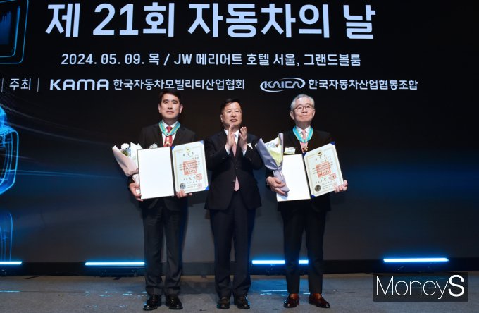 ▲ 은탑 산업훈장 수상한 양희원 현대자동차 사장(왼쪽부터), 강경성 산업 제1차관, 동탑 산업훈장 수상한 한도준 삼익키리우 대표이사