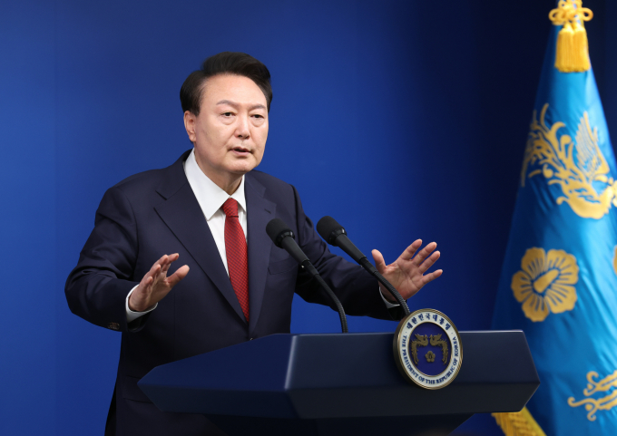 윤석열 대통령이 9일 취임 2주년 기자회견에서 채 상병 특검법 거부권을 시사했다. 사진은 윤 대통령이 9일 서울 용산 대통령실 청사에서 열린 취임 2주년 기자회견에서 출입기자들의 질문에 답하는 모습. /사진=뉴시스