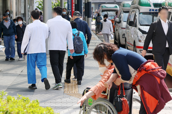 외국 의사 면허 소지자의 한시적 국내 진료 허용을 담은 의료법 개정안에 대해 의료계와 정부의 공방이 일고 있다. 지난 9일 서울 소재 한 대학병원에서 환자와 의료진이 오가고 있다. /사진=뉴스1