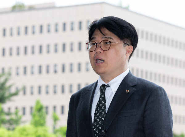 정부의 '외국 면허 의사' 도입 입법 예고에 의료계가 거세게 반발하고 있다. 임현택 대한의사협회장이 지난 7일 오후 경기도 과천시 중앙동 정부과천청사에서 서울 대형병원 '특혜 전원' 논란을 받는 문화체육관광부 공무원을 김영란법 위반 혐의로 고위공직자범죄수사처(공수처)에 고발하기 전 입장을 말하고 있다. /사진=뉴스1