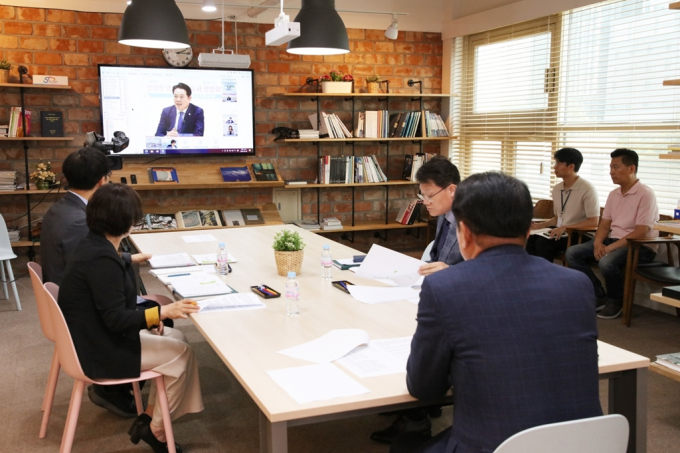  최대호 안양시장(가운데)이 9일 오후 2시 안양천 명소화·고도화 행정협의회 화상회의에서 발언을 하고 있다. / 사진제공=안양시