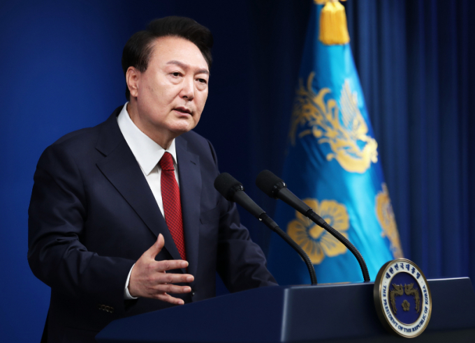 윤석열 대통령이 9일 용산 대통령실 청사 브리핑룸에서 열린 취임 2주년 기자회견에서 취재진의 질문에 답하고 있다. /사진=뉴스1