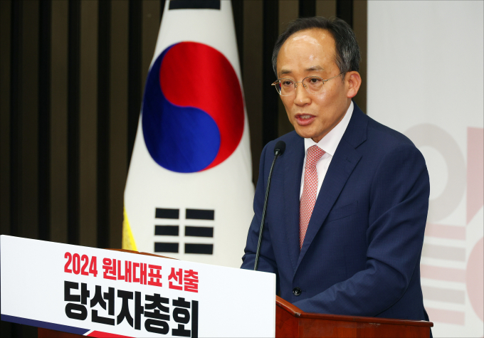 추경호 국민의힘 신임 원내대표가 당선 인사에서 "함께 대의를 모아 단일대오로 108명이 똘똘 뭉쳐서 가면 192석을 당당히 맞설 수 있다"고 밝혔다. 사진은 추 신임 원내대표가 9일 서울 여의도 국회에서 열린 제22대 원내대표 선출 당선자총회에서 당선인사를 하는 모습. /사진=뉴스1(공동취재) 