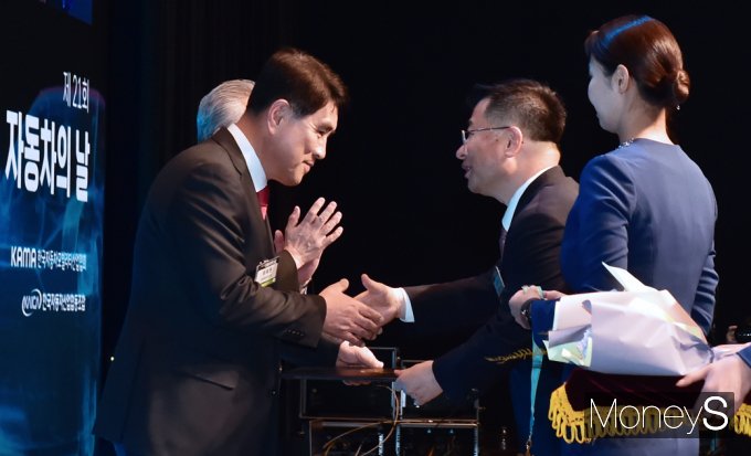 [머니S포토] '자동차의날' 양희원 현대차 사장, 은탑산업 훈장 수상