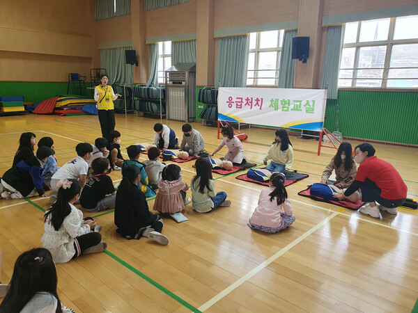 성남시 어린이 안전체험캠프에서 응급처치 체험교실이 열리고 있다. 사진은 지난해 운영 자료사진. / 사진제공=성남시