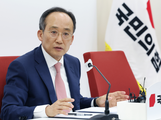 추경호 국민의힘 신임 원내대표가 윤석열 대통령의 취임 2주년 기자회견에 대해 "진전된 소통을 했다고 생각한다"고 밝혔다. 사진은 추 신임 원내대표가 9일 서울 여의도 국회에서 원내대표 당선 관련 취재진의 질문에 답하는 모습. /사진=뉴스1