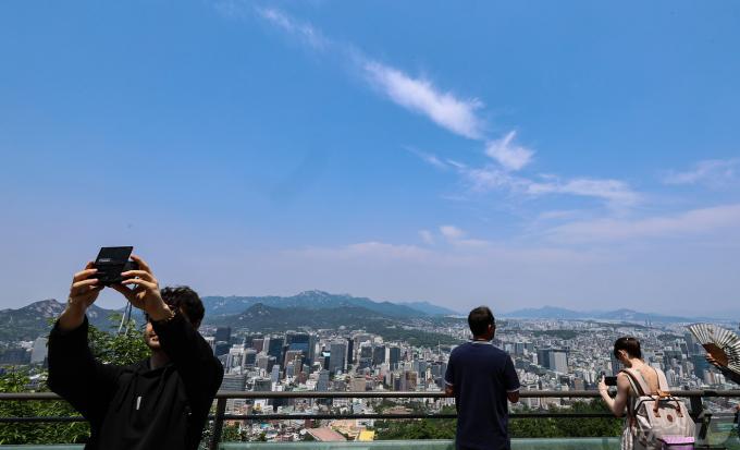 맑은 날씨가 이어진 9일 서울 중구 남산에서 바라본 도심 하늘이 파랗다. 2024.5.9/뉴스1 ⓒ News1 김도우 기자