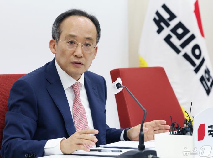 추경호 국민의힘 신임 원내대표가 9일 서울 여의도 국회에서 원내대표 당선 관련 취재진의 질문을 받고 있다. 2024.5.9/뉴스1 ⓒ News1 송원영 기자
