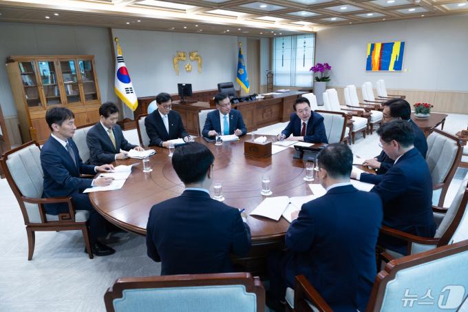 [사진] 첫 경제이슈 점검회의 주재하는 윤 대통령