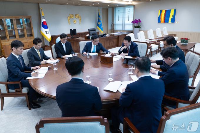 [사진] 윤 대통령, 제1차 경제이슈 점검회의 주재