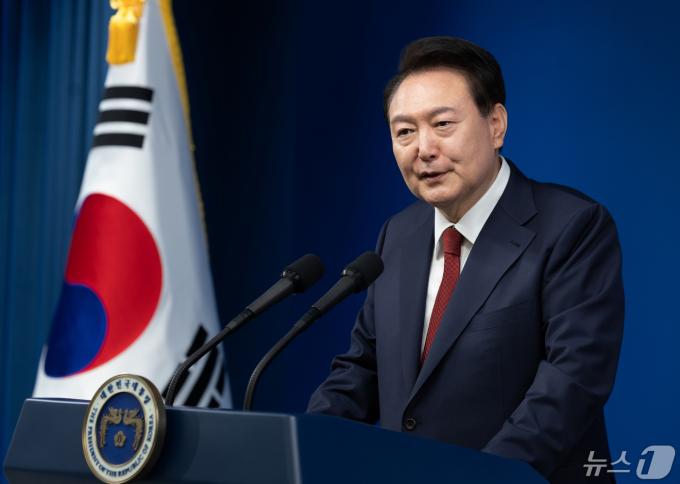 윤석열 대통령이 9일 용산 대통령실 청사 브리핑룸에서 열린 취임 2주년 기자회견에서 취재진의 질문에 답하고 있다. (대통령실 제공) 2024.5.9/뉴스1 ⓒ News1 오대일 기자