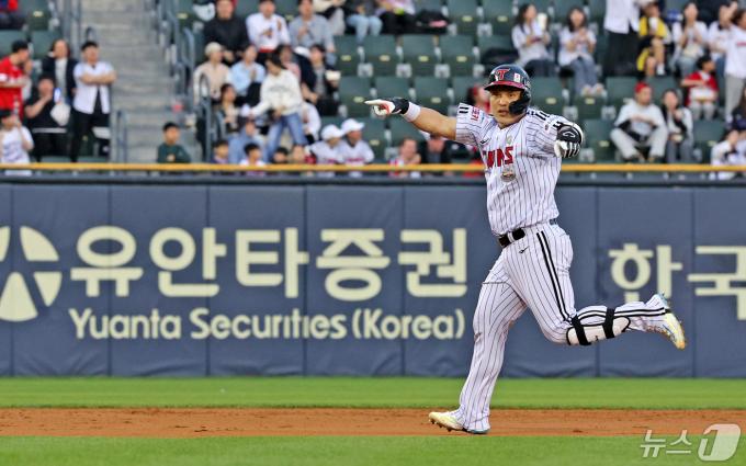 [사진] 박동원 '홈런, 비디오 판독 요청'