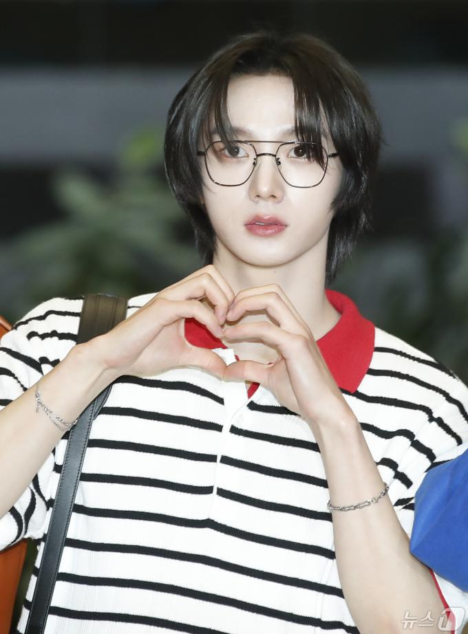 [사진] 보기넥스트도어 성호, 하트 요정