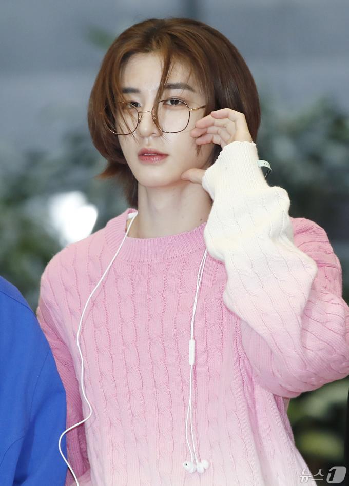 [사진] 이한, 핑크빛 볼 하트