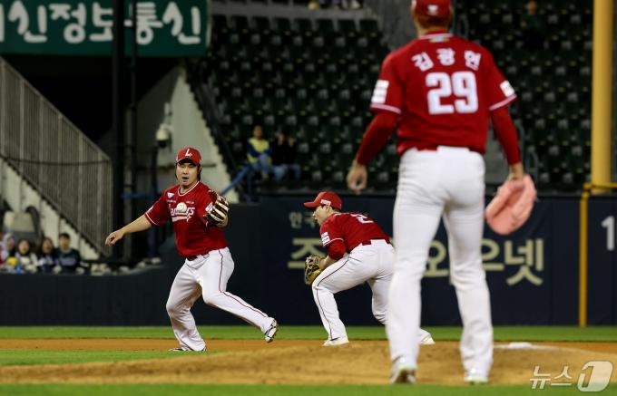 [사진] 김범석에게 내야안타 허용하며 동점 내준 SSG