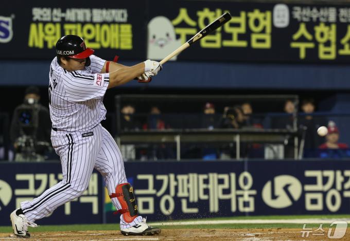 [사진] 김범석 '행운의 1타점 내야안타'