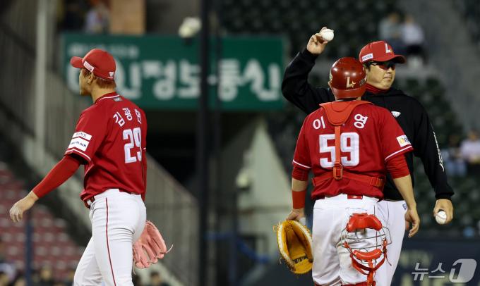 [사진] 김광현 '6회까지는 완벽 투구, 7회 역전 허용'