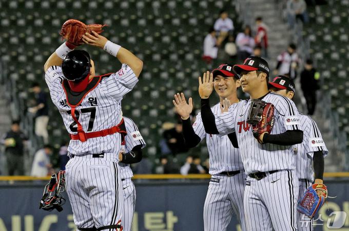 9일 오후 서울 송파구 잠실야구장에서 열린 프로야구 '2024 신한 SOL 뱅크 KBO리그' SSG 랜더스와 LG 트윈스의 경기에서 3대1로 승리한 LG선수들이 기쁨을 나누고 있다. 2024.5.9/뉴스1 ⓒ News1 장수영 기자